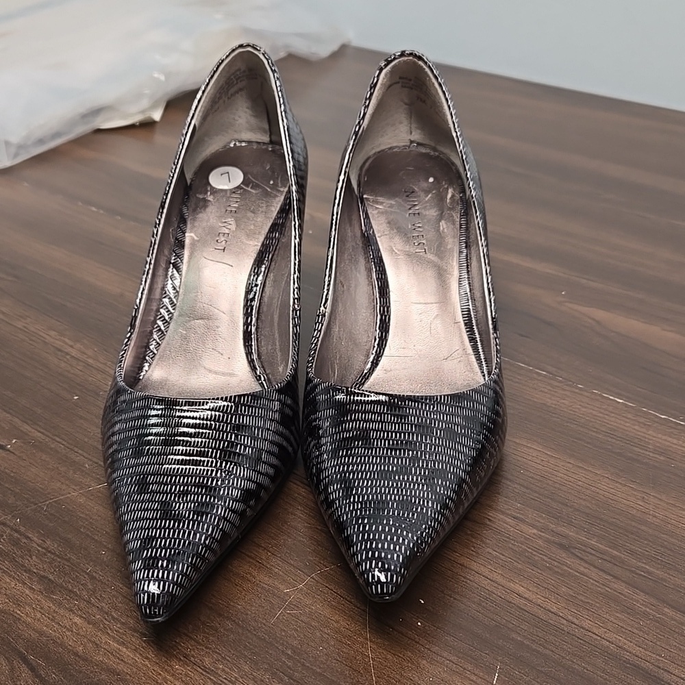 Nine West Size 7 Black and Silver Leather Heels